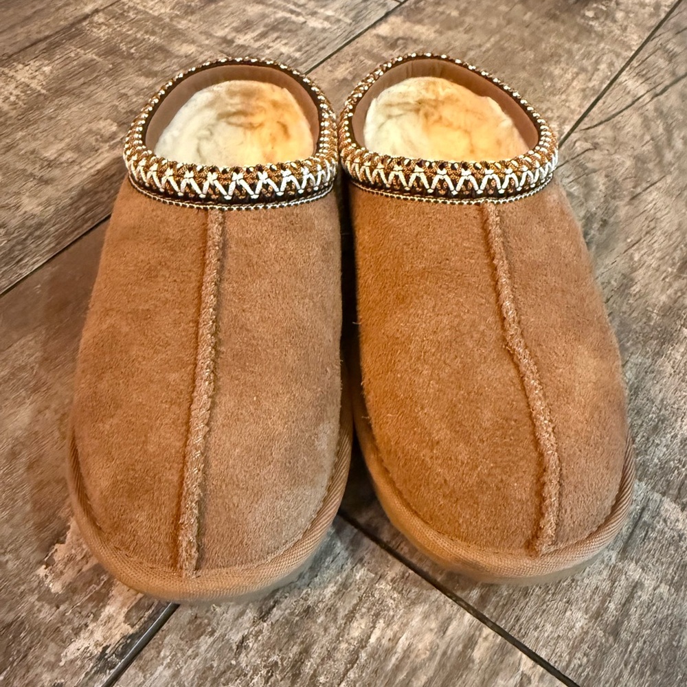 Chestnut Ugg Tasman size 2